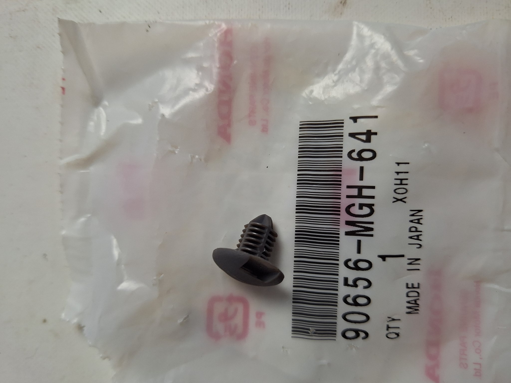 Picture of CLIP,BRUSH  90656-MGH-641  